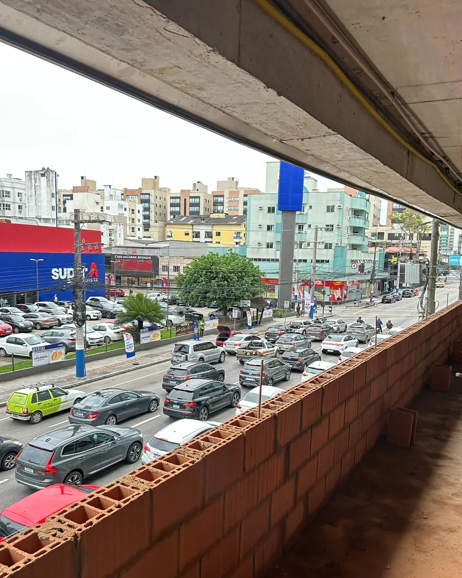 Alvenaria de vedação em execução em pavimento com frente para a avenida, em Balneário Camboriú