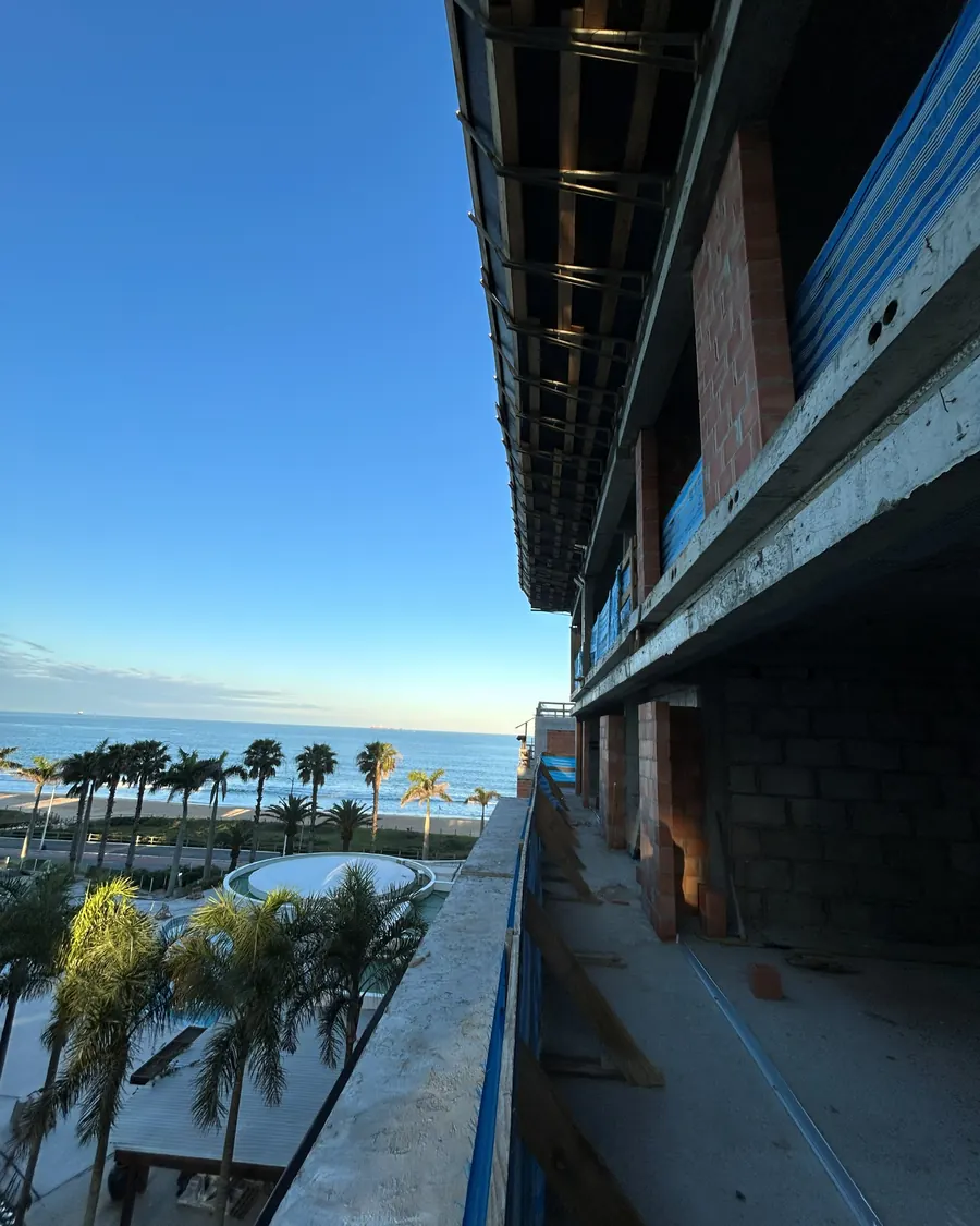 Pavimento em obra com vista para a orla de Balneário Camboriú