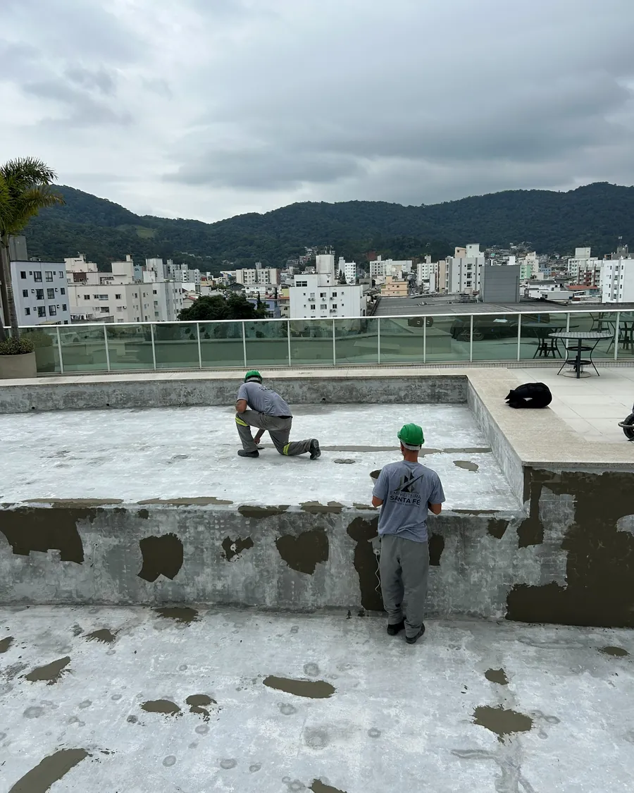 Colaboradores executando serviços de pós-obra na área de lazer da cobertura