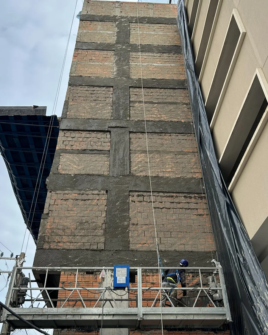 Fachada em revestimento, com balancim suspenso ao longo da empena